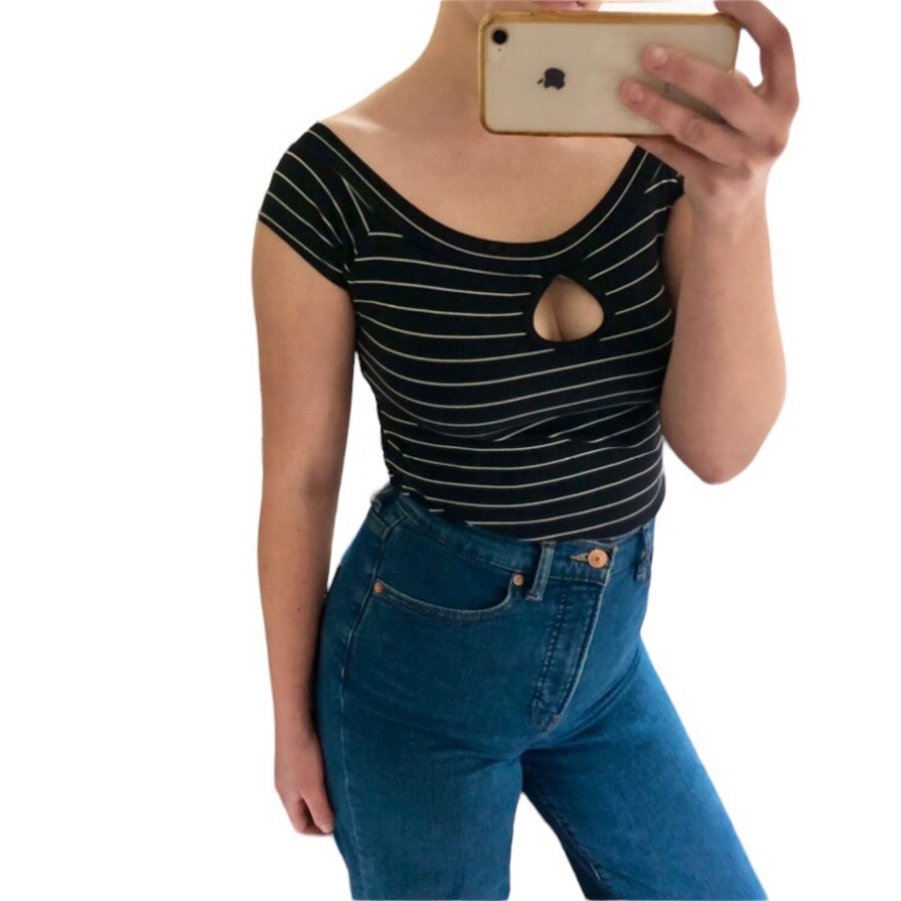 90s Key Hole Mini Sleeve Crop Top